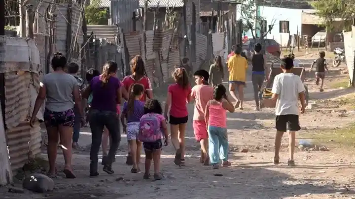 La pobreza infantil continúa siendo un fenómeno estructural en la Argentina.