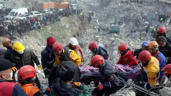 ¡ASOMBROSO! Halladas en Turquía tres personas vivas 13 días después del terremoto