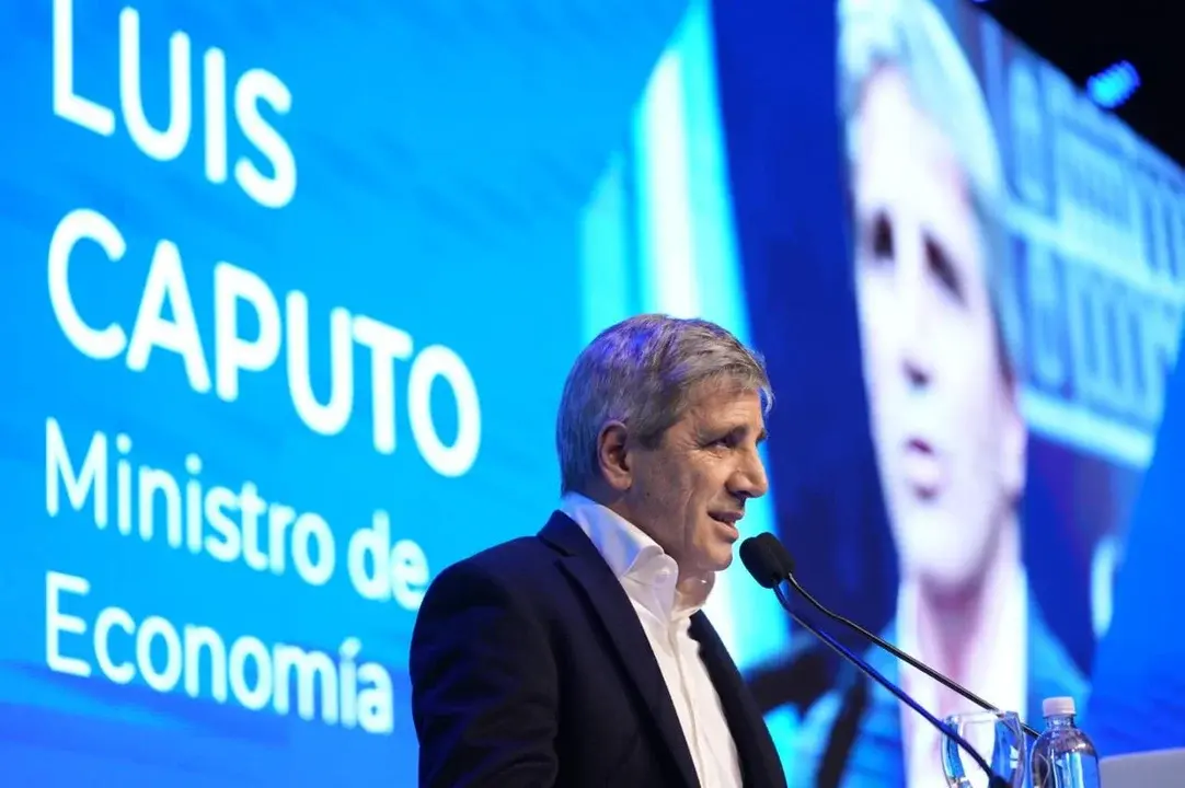 Caputo busca mantener la tranquilidad: "El dólar no se va a disparar de ninguna manera"
