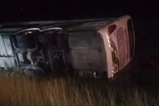 Dos accidentes de ómnibus dejaron una treintena de heridos