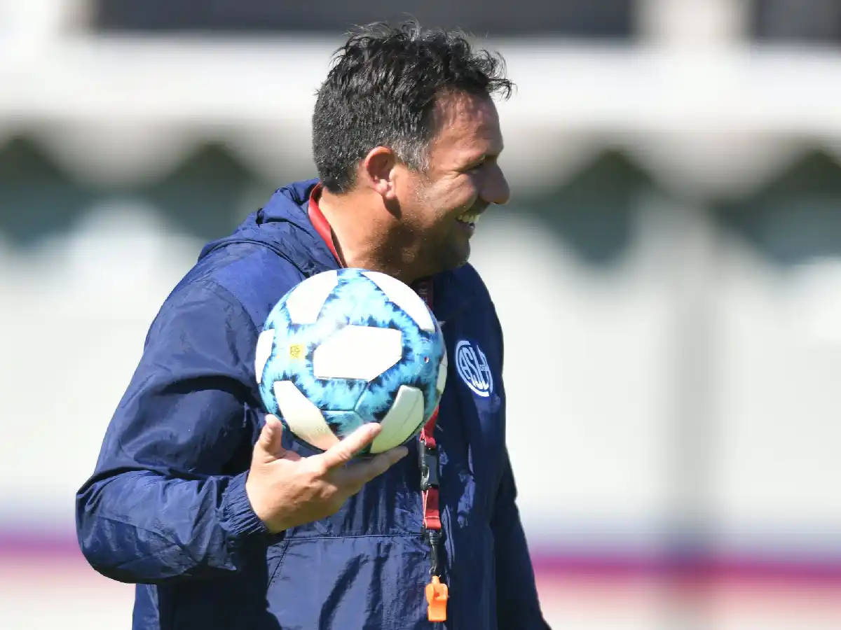 Dabove probó su primer once como DT del “Ciclón” 