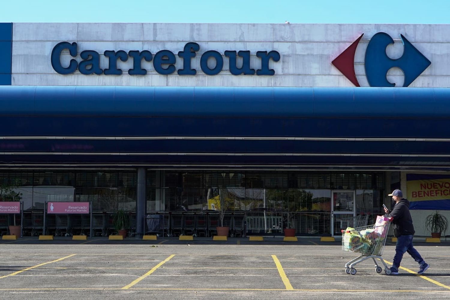 Capturaron a un menor de 17 años robándose dos botellas de whisky de un hipermercado