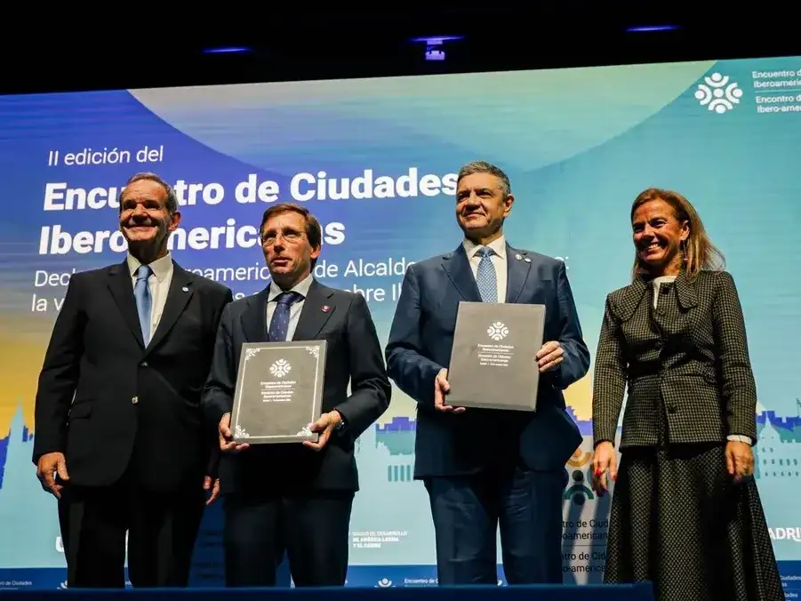 La entrega se realizó junto al alcalde de Madrid, José Luis Martínez-Almeida, con quien Macri comparte la copresidencia de la Unión de Ciudades Capitales Iberoamericanas (Ucci).