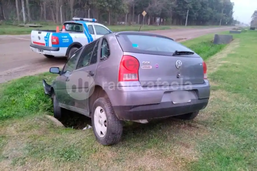 Incorrecta maniobra: un automóvil terminó incrustado en la cuneta
