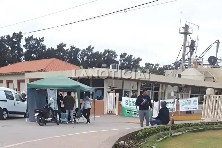El STIA bloqueaba la entrada y salida de vehículos en el acceso a Arcor. Fotos: LaNoticia1.com