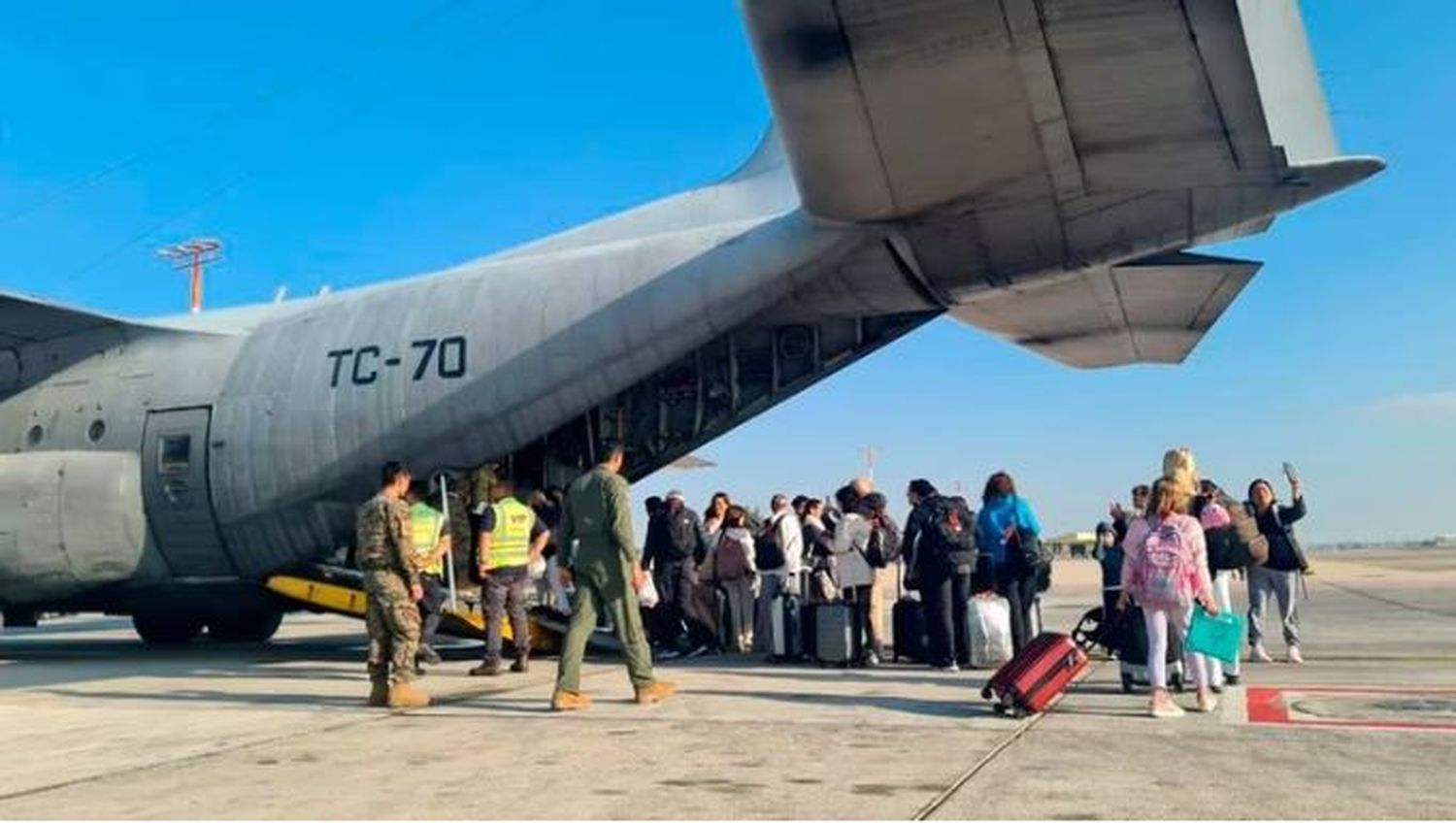 Llegó a Roma el avión Hércules que evacuó de Israel a un grupo de ciudadanos argentinos