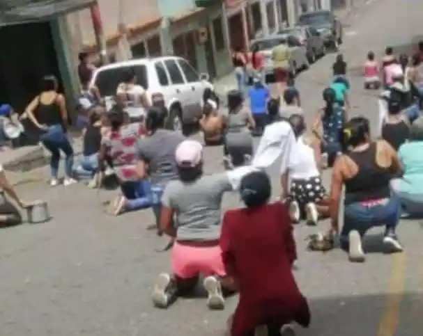 ¿Obligación o apoyo? Vecinos de la Cota 905 tocan cacerolas en rechazo de presencia policial