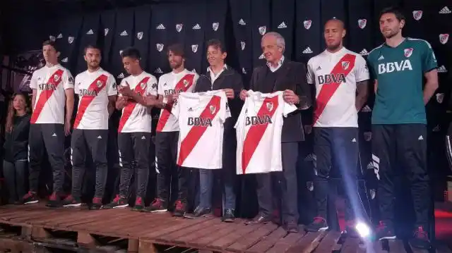 Festejo del Día el Hincha de River con la nueva camiseta
