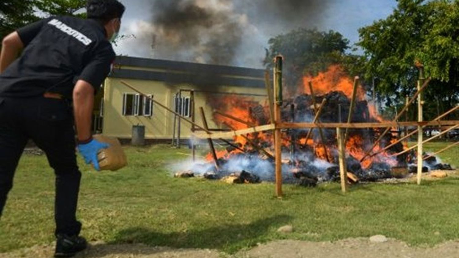 La policía quemó más de 3 toneladas de marihuana al aire libre y drogó a todo un pueblo