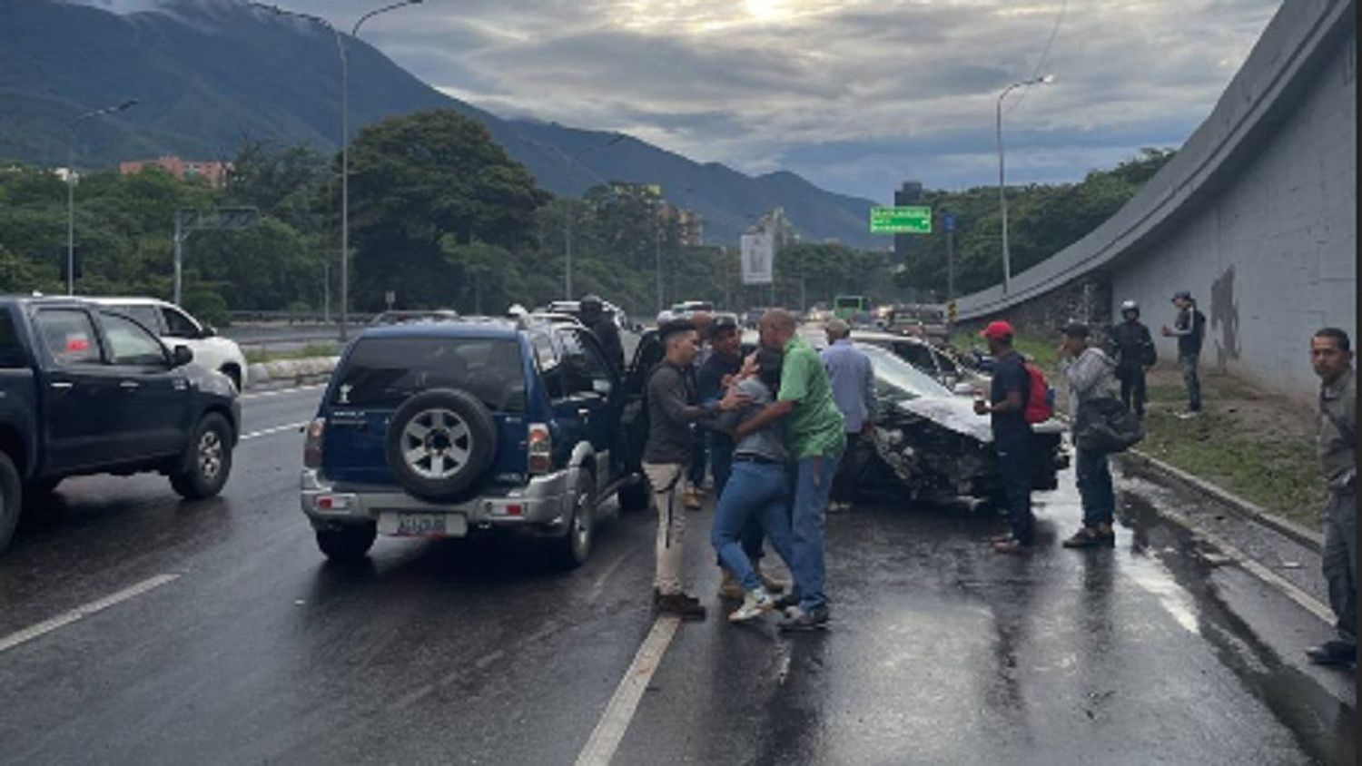 ¡PAVIMENTO MOJADO! Gandola coleada y choque múltiple COLAPSAN la autopista Francisco Fajardo este #21Ago