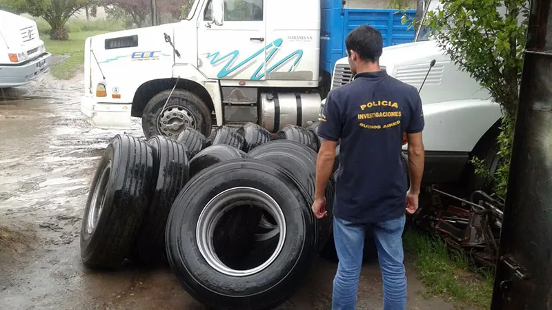 Investigan a una banda que roba cubiertas de camiones