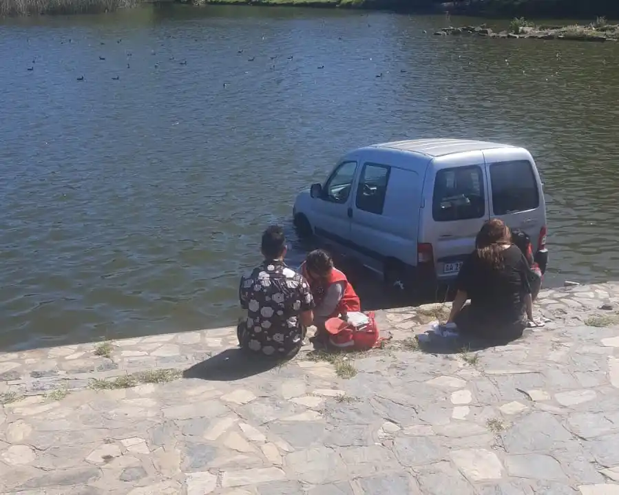 No dejaron el freno de mano puesto y el auto cayó en el Dique