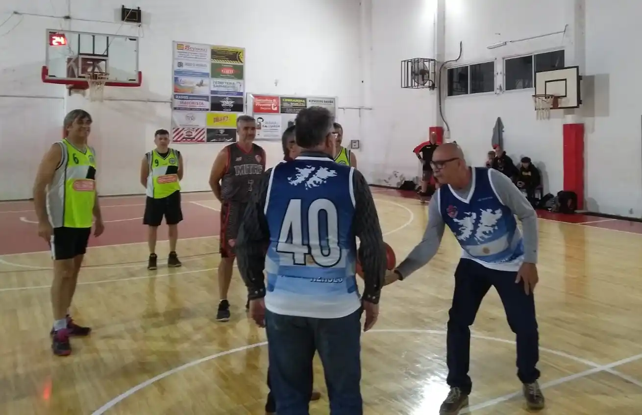 La temporada “Héroes de Malvinas” del básquet local se inauguró en Mitre y excombatientes hicieron el salto inicial