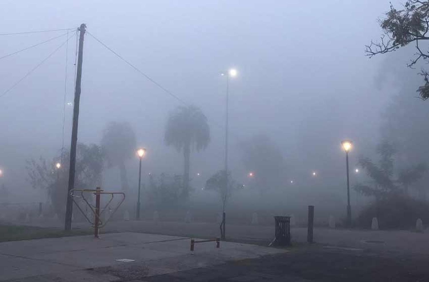 Entre la niebla y el humo: Rosario amaneció cubierta
