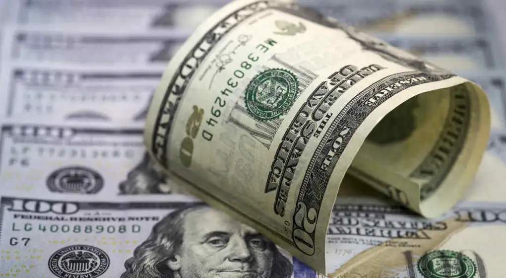 El dólar cerró al público a 38,03 pesos y el mayorista quedó por debajo de la banda