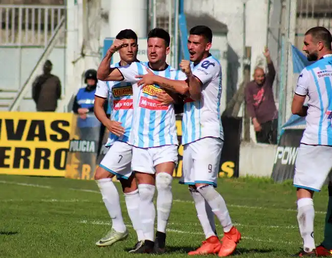 Juventud acertó justo y venció a  Flandria en el arranque del torneo