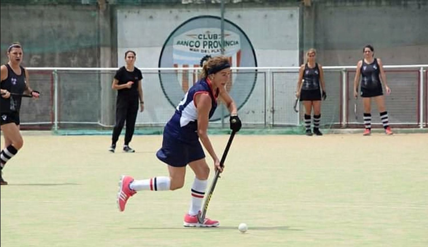 En plena acción. La jugadora que también se encarga de brindar enseñanzas a jóvenes