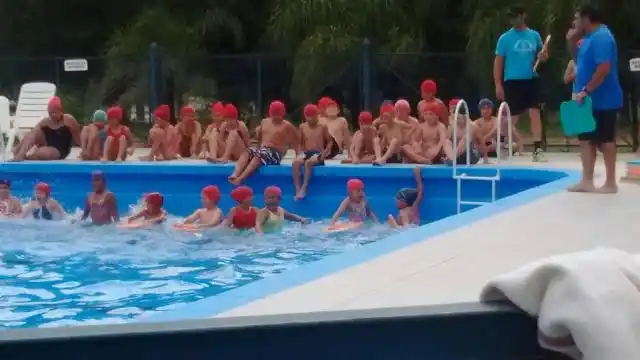 Galarza. Actividades de campamento en la colonia de verano del polideportivo municipal