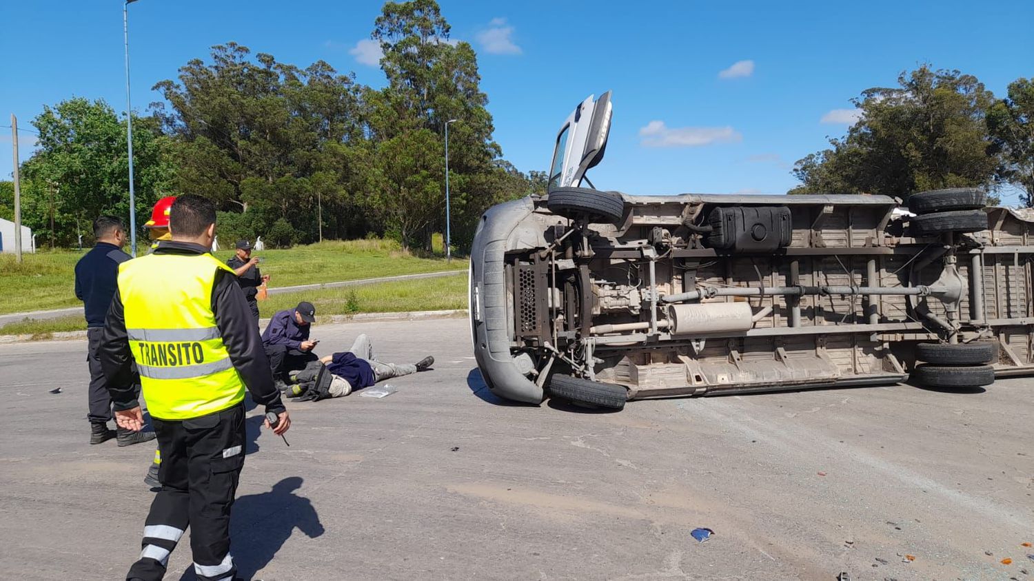 Choque y vuelco: rescatan a una persona atrapada en una camioneta