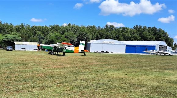 Gendarmería practica saltos de paracaidismo en el Aeroclub: “Pueden venir en familia, es un lindo espectáculo”