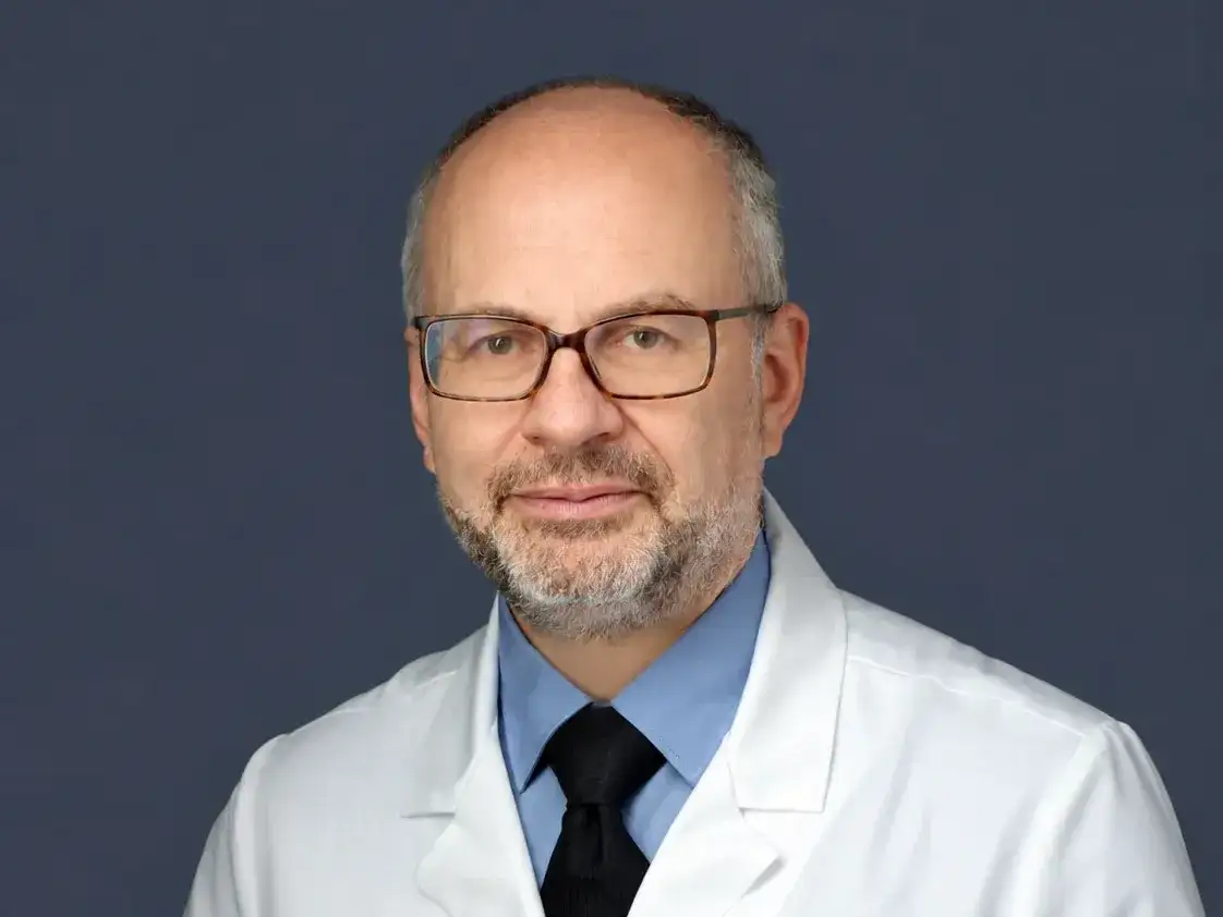 El médico tandilense Gabriel Gondolesi fue distinguido como Graduado Ilustre por la Facultad de Ciencias Médicas de la Universidad Nacional de La Plata. Durante el acto brindó la conferencia "Todo empieza acá: la facultad como punto de partida de una carrera sin fronteras". Recientemente fue elegido presidente de The Transplantation Society (TTS), la principal organización mundial dedicada al trasplante de órganos y tejidos, consolidando una destacada trayectoria internacional.