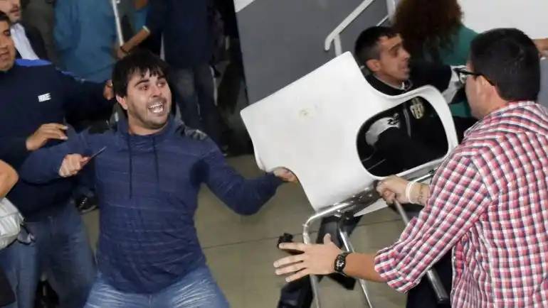Nuevas imágenes de la violenta pelea por la nueva Bombonera