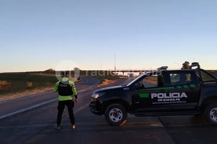 Estaban completamente borrachos, quisieron esquivar un control y chocaron contra un auto estacionado en la banquina