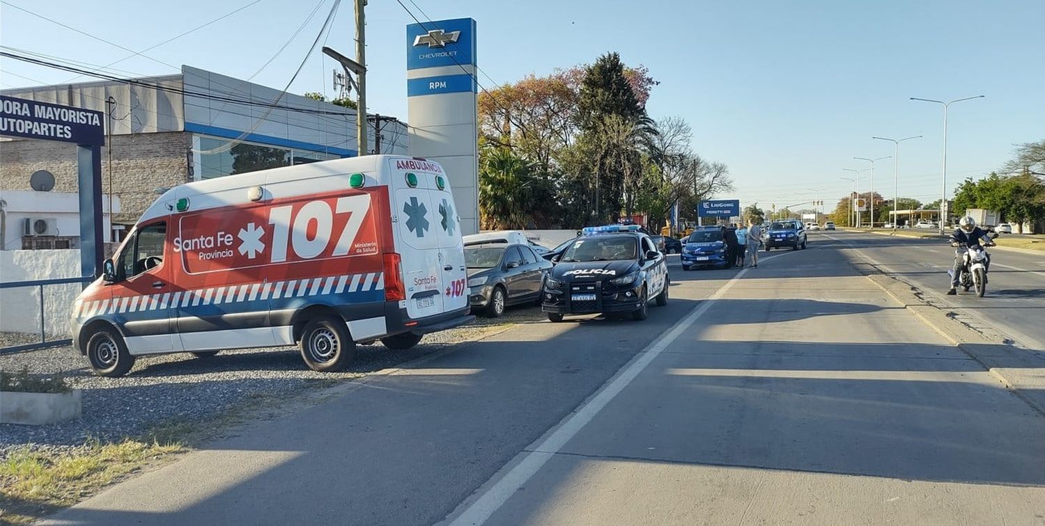 La policía actuó rápidamente, junto con dos ambulancias del servicio de emergencias 107. Imágenes: Tomás Bertero.