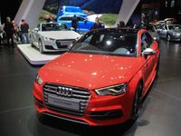El ministro Luis Caputo anunció la baja de los impuestos a los autos en el país