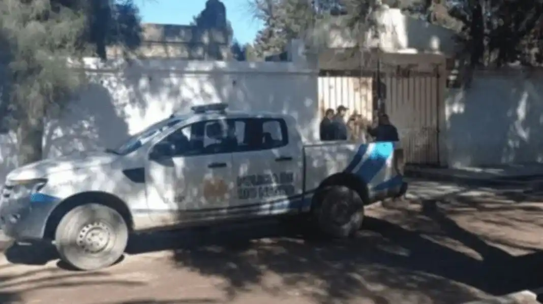 Profanaron una tumba y sentaron un cadáver en un banco del cementerio