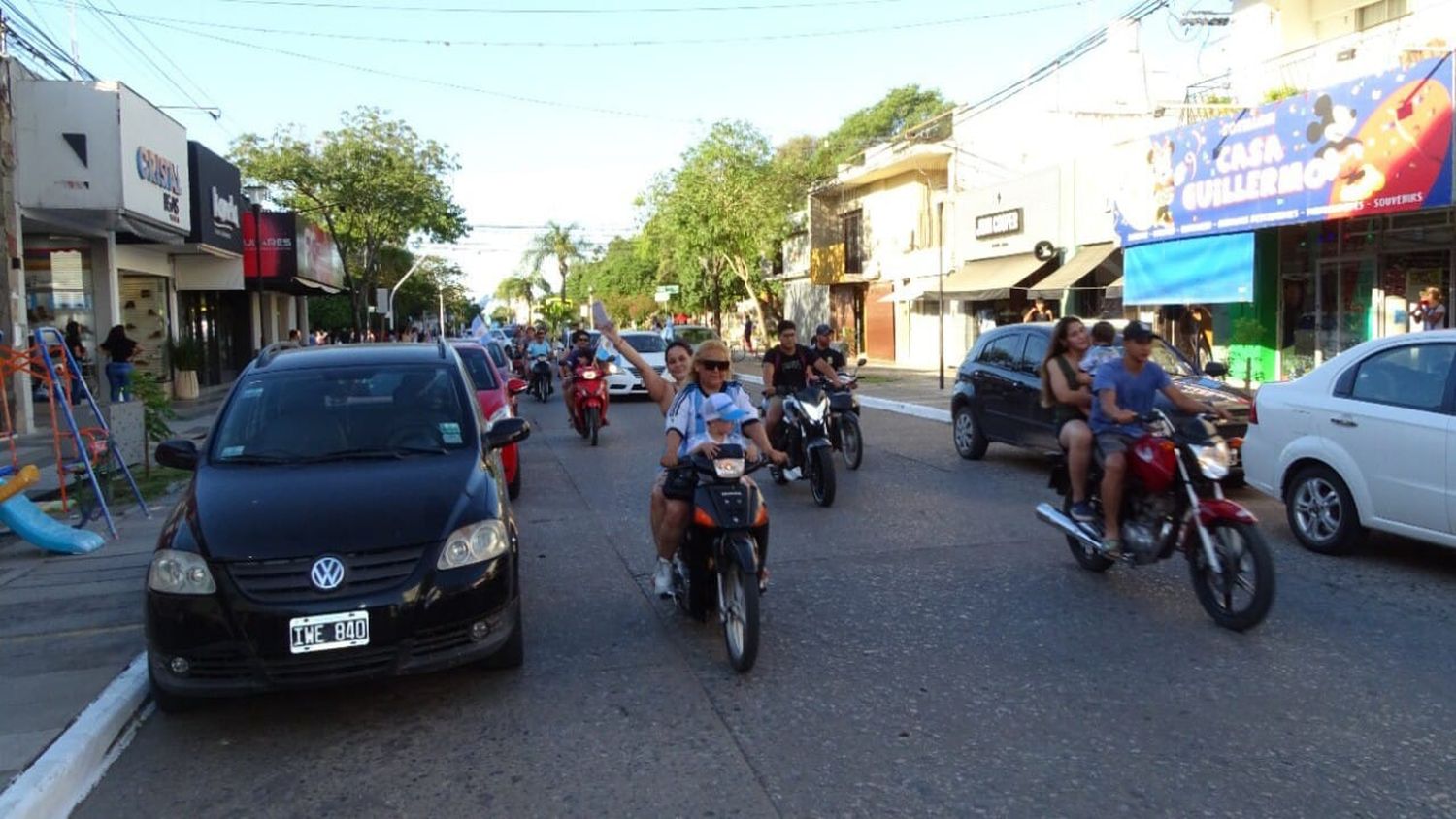 La gente salió a festejar en el centro de Reconquista la victoria de la Selección Argentina