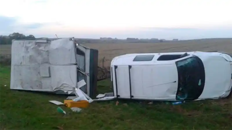 Un utilitario que llevaba una casa rodante despistó y volcó en la ruta 11