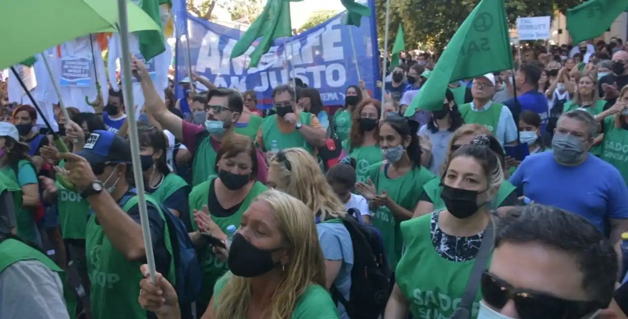 Paro docente: acatamiento total del sector público y parcial del privado