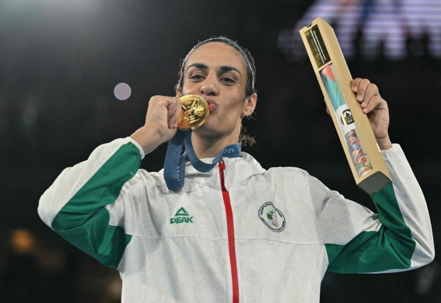 Todo sobre Imane Khelif, la polémica boxeadora argelina que acaba de ganar el oro olímpico en París 2024