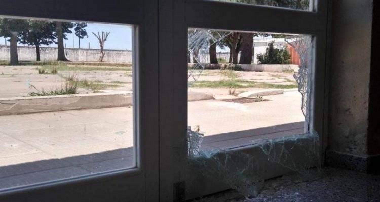 Rompieron una  puerta y robaron en la secundaria 11