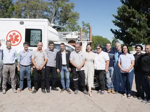 El gobierno otorgó una ambulancia de mediana complejidad en La Paz