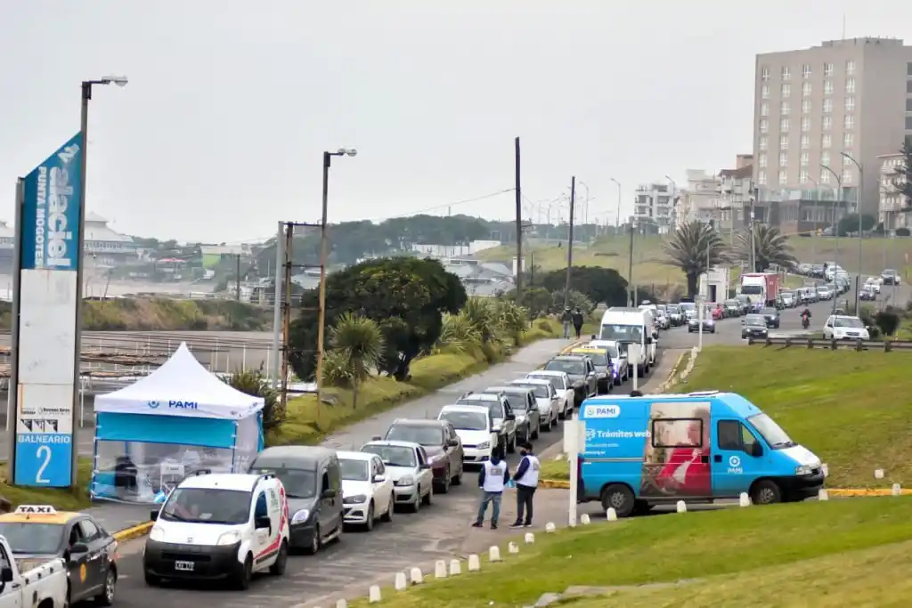 Mar del Plata: Caravana de autos para vacunarse contra el Covid-19