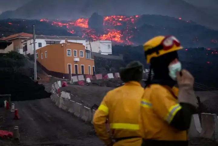 Los especialistas observan con atención el desplazamiento de la lava.