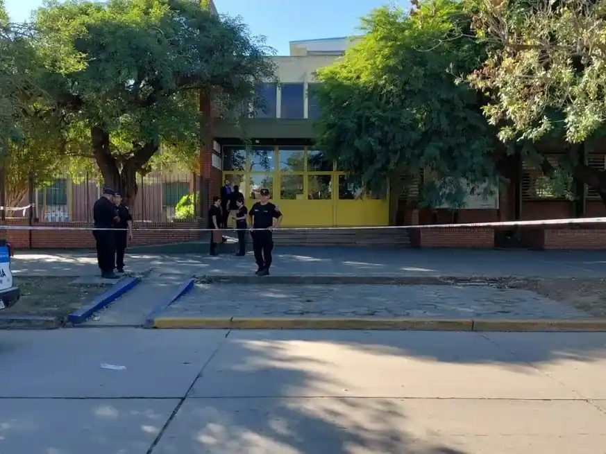 Investigan un ataque fatal dentro de un establecimiento educativo.