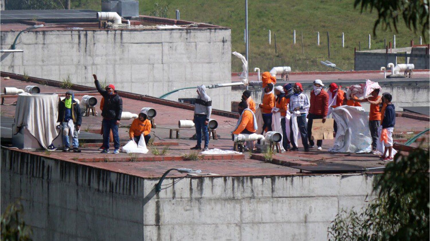 Más de 24 horas tiene motín en cárcel de Ecuador: reclusos secuestran a militares y policías