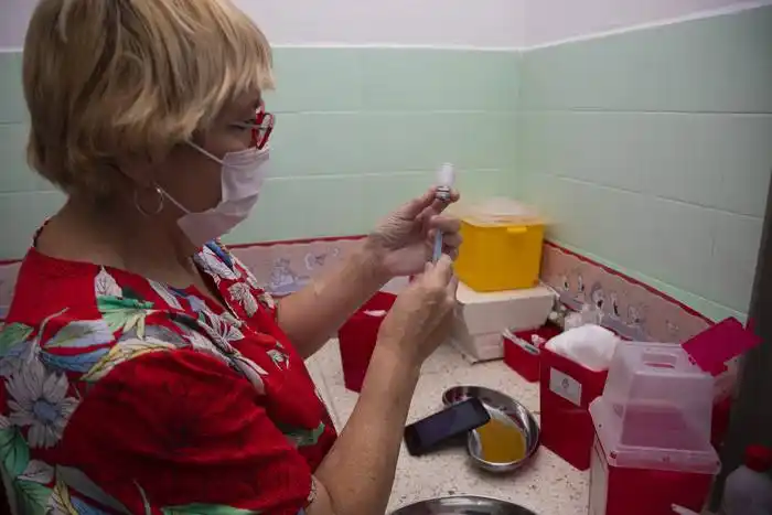 Comenzó la vacunación contra covid al personal del hospital Materno Infantil San Roque