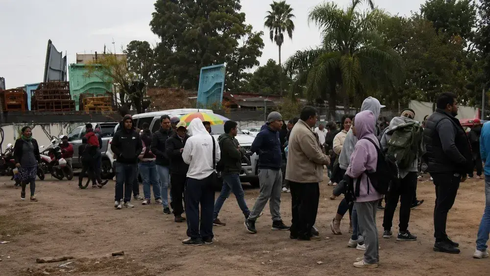 cientos de personas buscan trabajo en un frigorífico