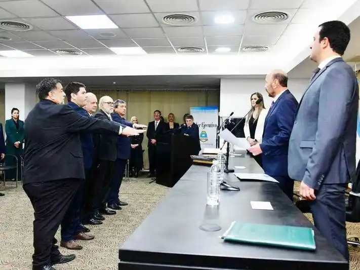 Insfrán tomó juramento a la nueva Constitución
Provincial a las autoridades del Poder Ejecutivo
