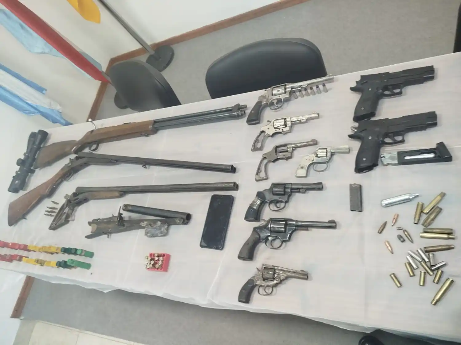 Desarticularon en Villaguay un centro clandestino de acopio y reparación de armas: secuestraron un arsenal y más de un kilo de marihuana