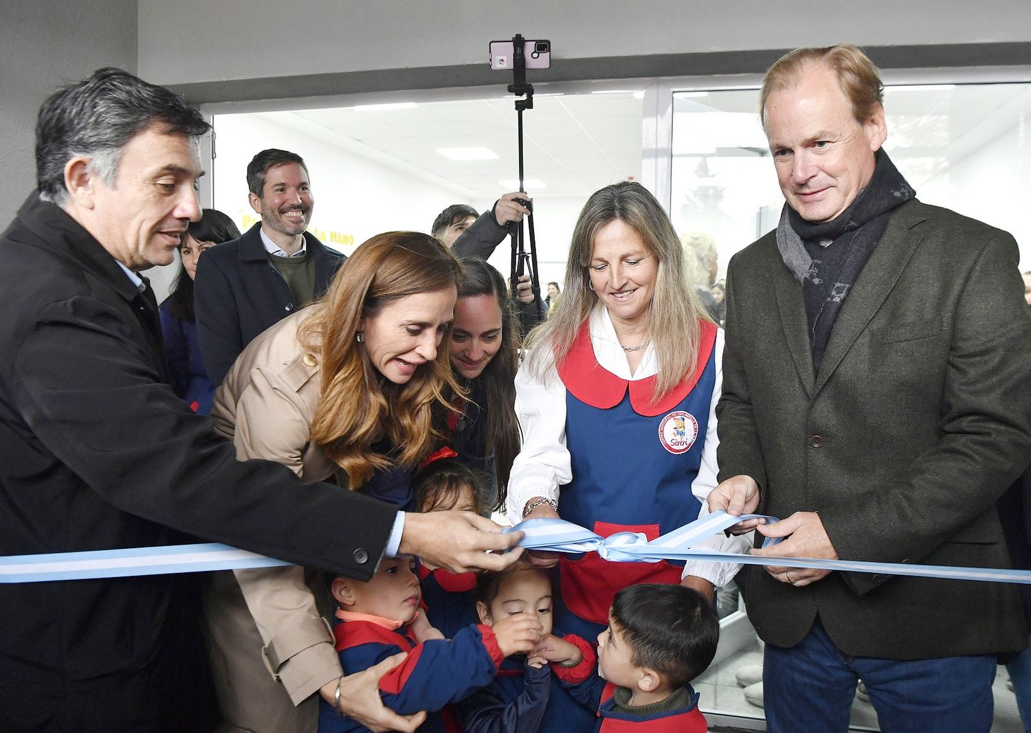 Bordet inauguró una escuela técnica, jardines y viviendas