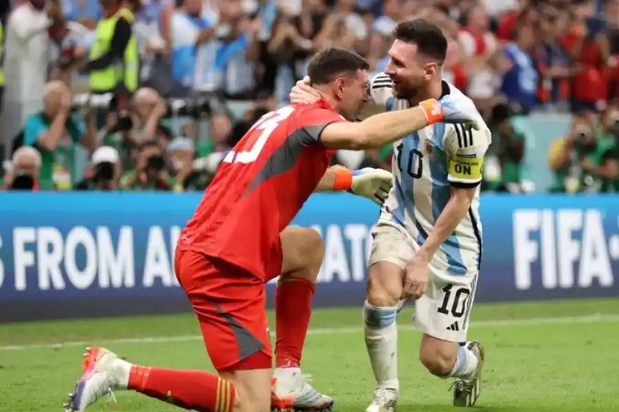 Dibu Martínez le pidió a Messi que vaya al Aston Villa: "Me corto el salario"