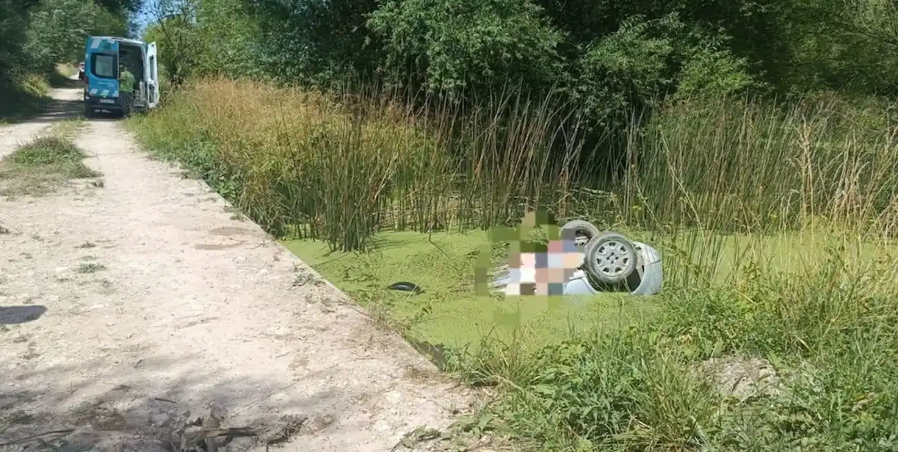 Volvía de visitar la tumba de su marido, sufrió un infarto y cayó con su auto en una laguna