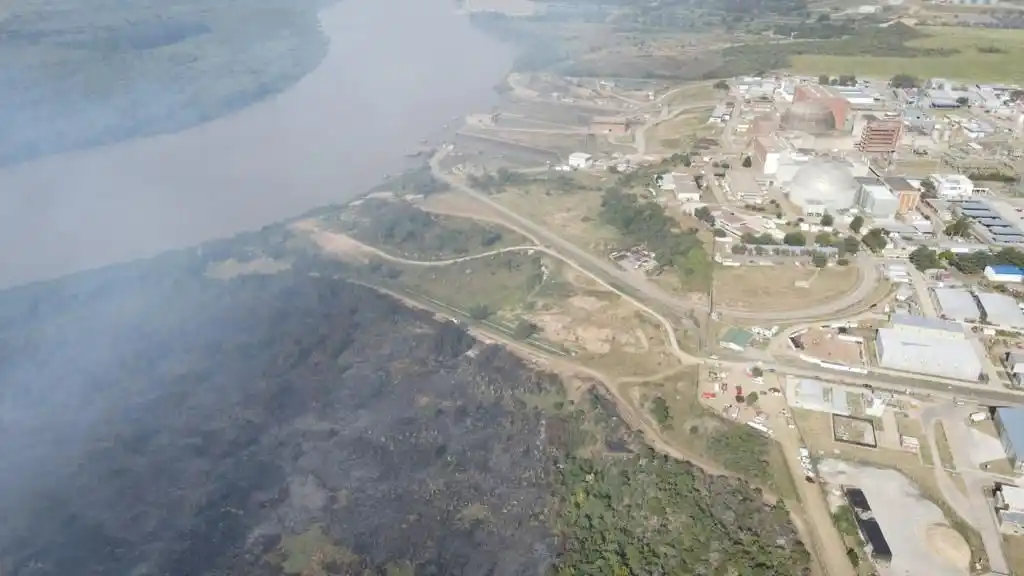 "El fuego llegó a estar a una calle de distancia", dijo uno de los bomberos que combatió el incendio a metros de Atucha