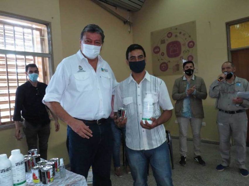Insumos para productores de Riacho He-Hé y Laguna Blanca