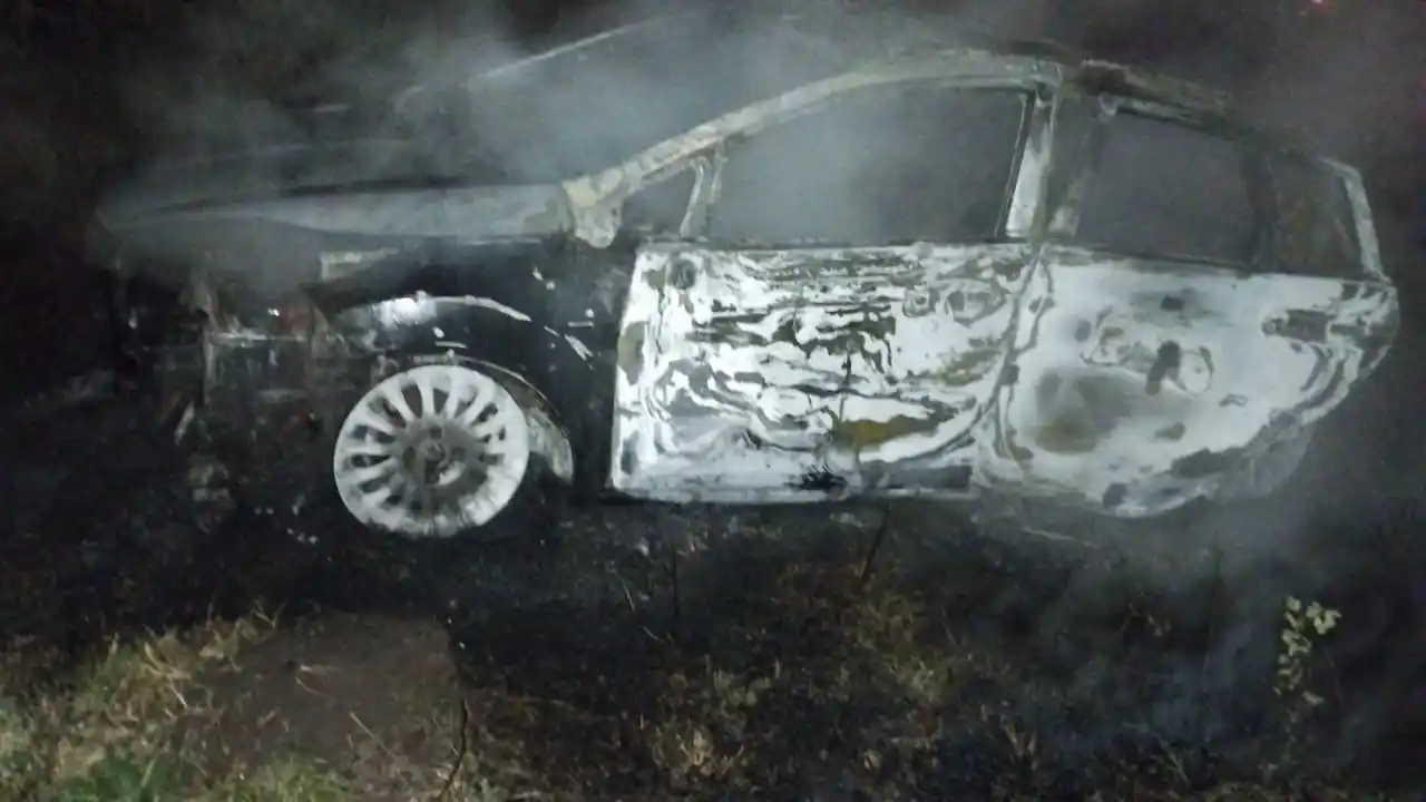 Incendio total de un auto por la madrugada